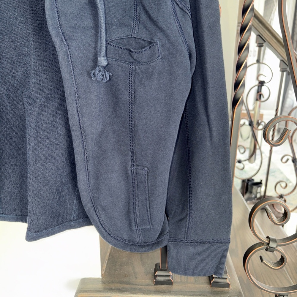 Hollister Women’s Navy Crop Sweatshirt with Hood and 3/4 Sleeves Size M - Picture 4 of 5